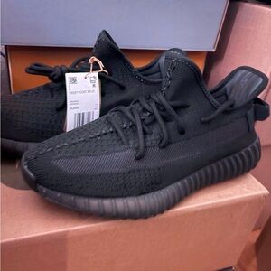 Yeezy Boost 350 V2 in Black